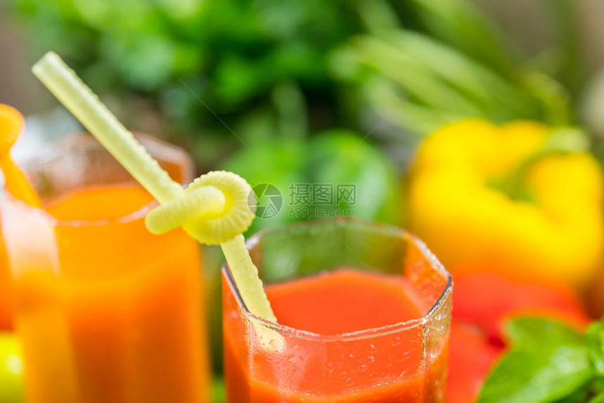 在一杯新鲜的蔬菜和水果沙盘或果汁中图片