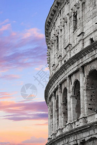 古罗马大剧场的细节在日落的图片