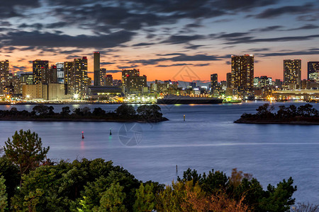 东京湾彩虹桥和东京塔地标的美丽甜美暮夜景图片