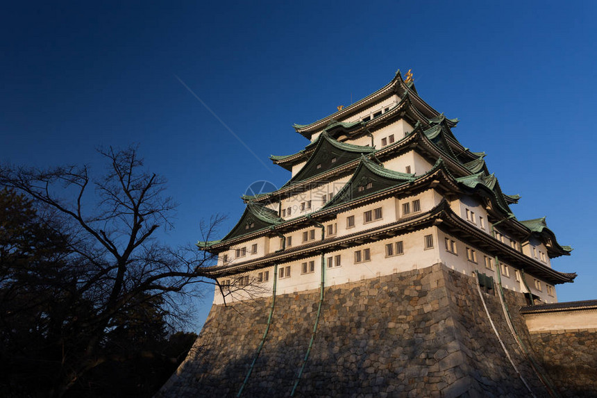 在蓝天背景的名古屋城堡在白天日本图片