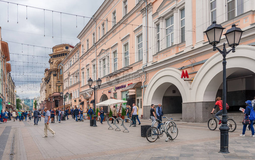 莫斯科人们沿着罗兹达斯特文卡街行走在库兹涅茨基地铁站入口处附近图片