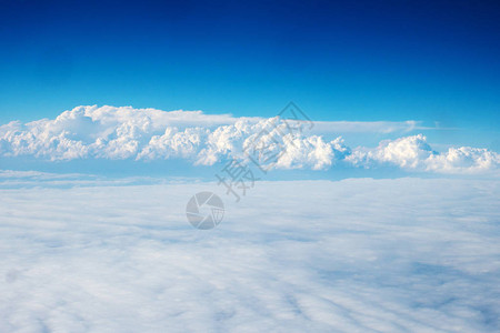 天上的白云飞行的景色图片