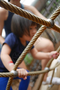 亚裔儿童攀爬图片