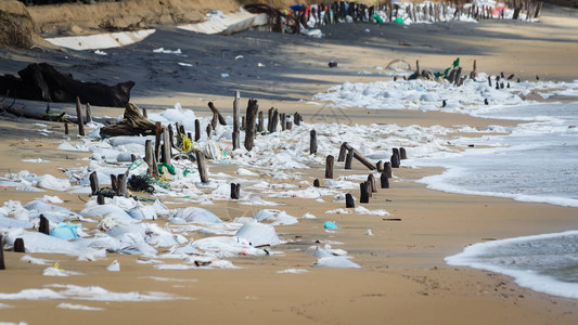 垃圾对baech的污染上的塑料背景图片