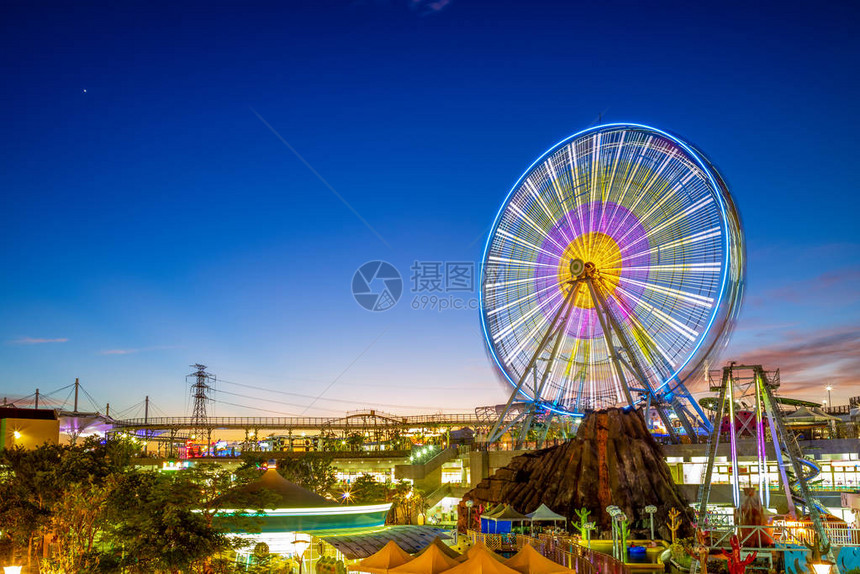 台北儿童游乐园的夜景始于位圆山的台北图片