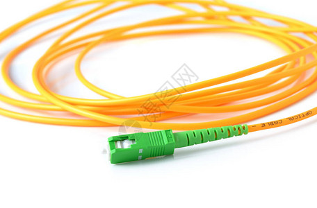 白色背景上的光纤电缆图片