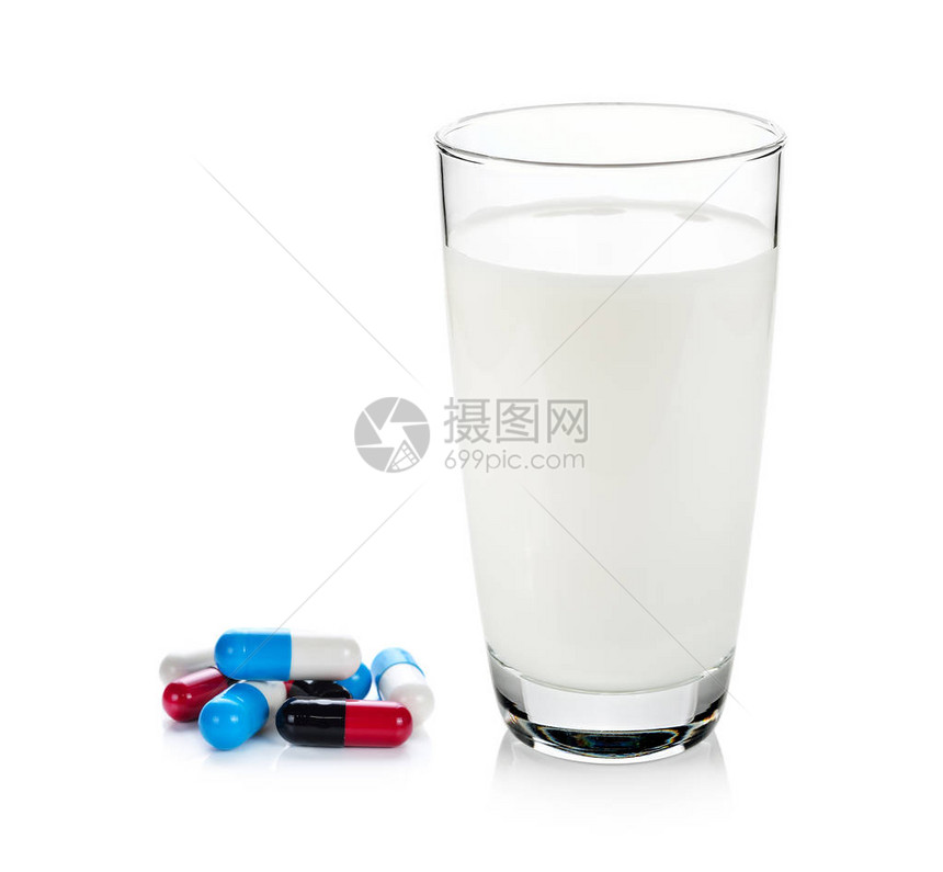 白色背景中分离的药丸和一杯牛奶图片