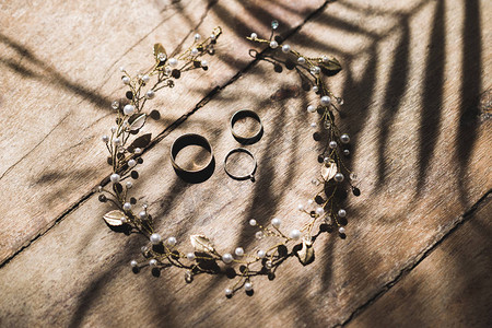 新娘项链和婚环放在木质图片
