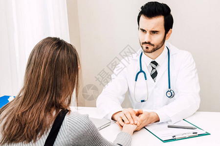 医生在医院的医生桌上向她的女病人保证医图片