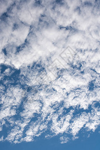 白天白云覆盖着蓝天图片