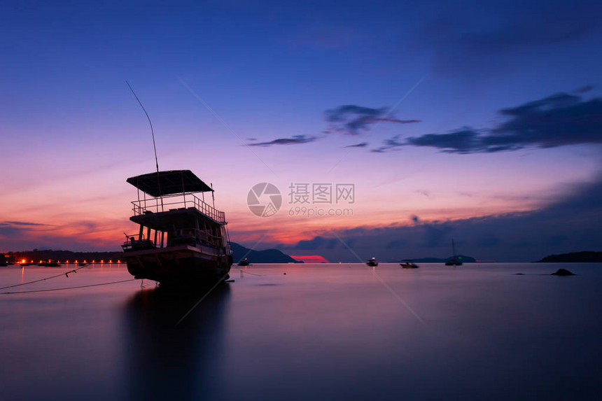 以日落或日出场景质反射为背景的戏剧色彩天空海景图片