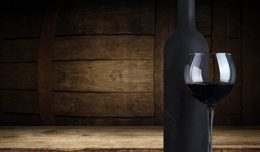 红葡萄酒葡萄酒瓶和杯红葡萄酒与成熟的葡萄静物画在黑背景的红葡萄酒广角艺术设计图片