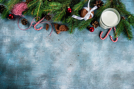 节日圣诞贺卡背景与天然冷杉云树枝巧克力饼干牛奶玻璃图片