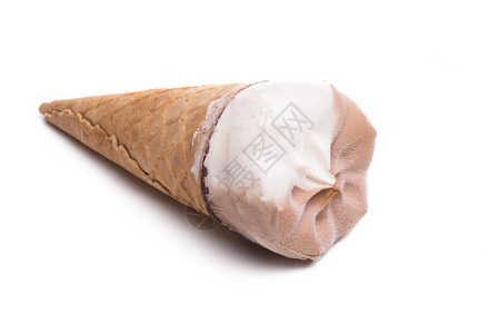 冰淇淋在一个华夫饼杯中孤立图片