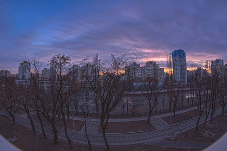 非球面窗外的景色暮色的秋天城市景观背景