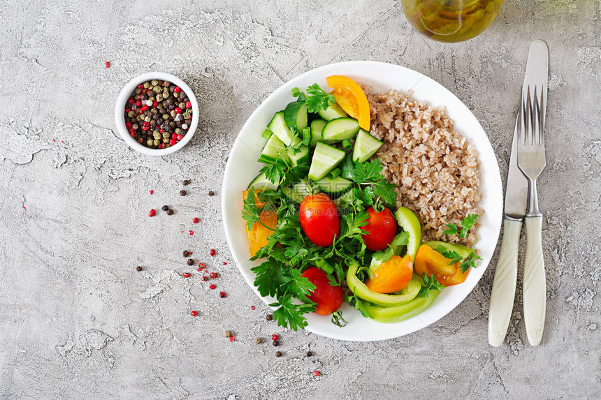 饮食菜单新鲜蔬菜的健康素食沙拉西红柿黄瓜甜椒和碗上的粥素食图片