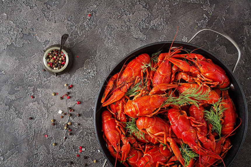Crayfish红煮的龙虾以生锈图片