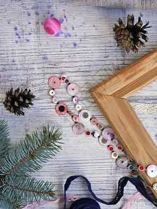 浅色木质背景帆布和框架顶视图上的节日装饰和冷杉树枝的冬季圣诞装饰组合物为新年和圣诞节做准备背景图片