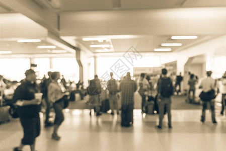 美国得克萨斯州达拉斯福特沃斯机场等候区有行李站着和坐着的古老音调乘客图片