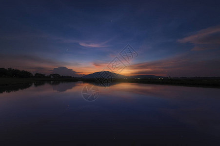 日落时的山和河流兰景图片