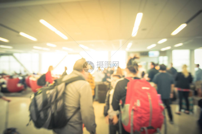在美国机场登机口排队等候行李的多元化乘客群体模糊一群模糊的旅客排队登上喷气桥飞机图片