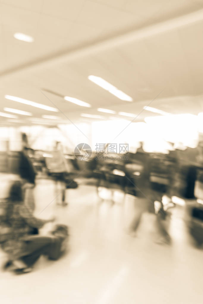 复古色调模糊了在美国机场登机口排队等候行李的不同乘客群体一群模糊的旅客排队登上喷气桥飞机图片