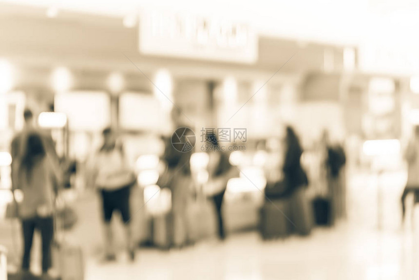 在美国加利福尼亚州旧金山机场的机场咖啡店排队的老式色调模糊的动作人们在终端咖啡厅等待行李行图片
