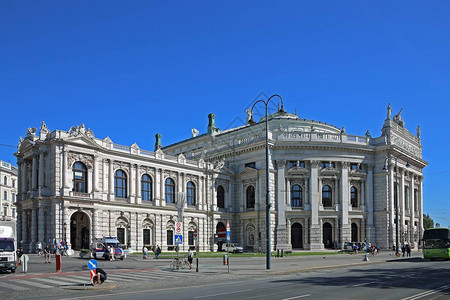 奥地利维也纳游客在霍夫堡剧院附近散步这是维也纳的主要剧院图片