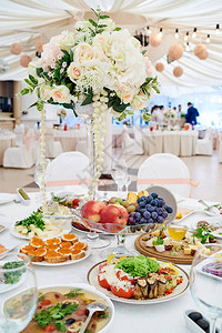 豪华婚宴上的餐桌布置婚礼桌上的美丽花朵餐厅大图片