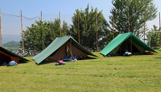 童子军在草地上架设两个绿色帐背景图片