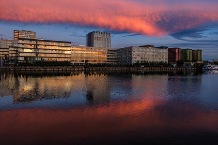日落时近水的现代建筑景观背景图片