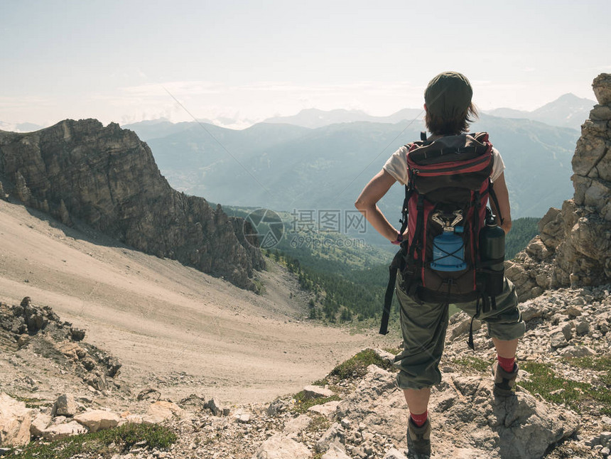 一个人背包客看着阿尔卑斯山高处的景象图片