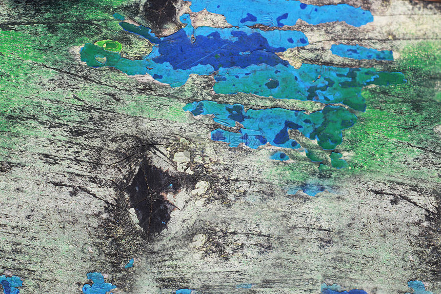 带有油漆颜色的木质纹理剥落剥落的油漆木垃圾背景木墙上有裂纹的染料蓝色和绿色在旧板上照射颜色图片