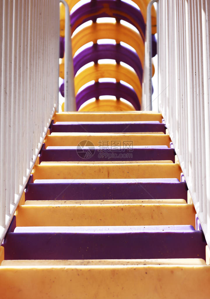 色彩多的紫色和黄色的塑料楼梯白色金属图片