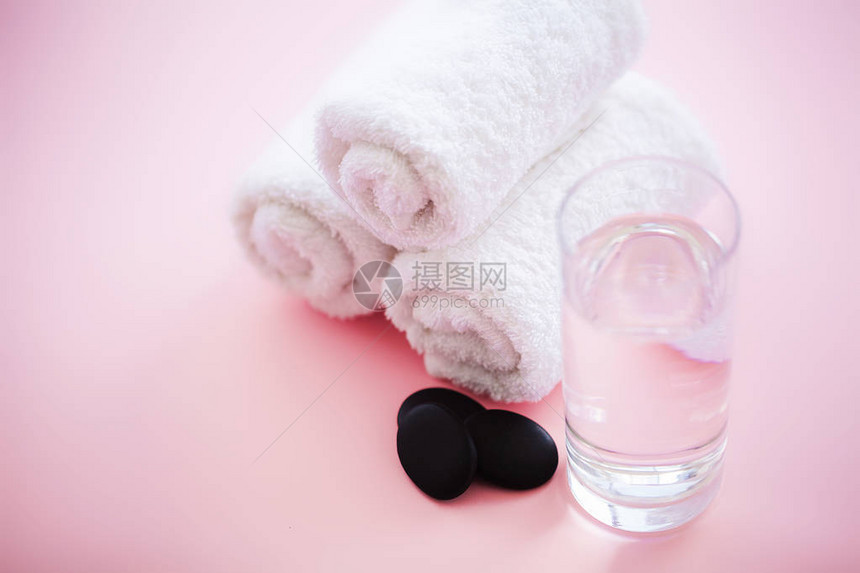 Spa白棉巾在粉色背景的Spa浴室中使用毛巾概念图片