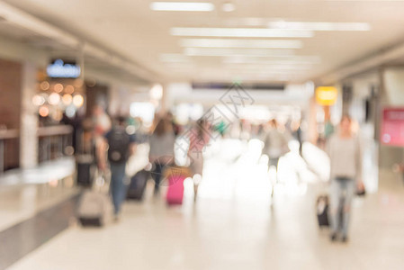 运动模糊的人在美国机场提着行李走路图片
