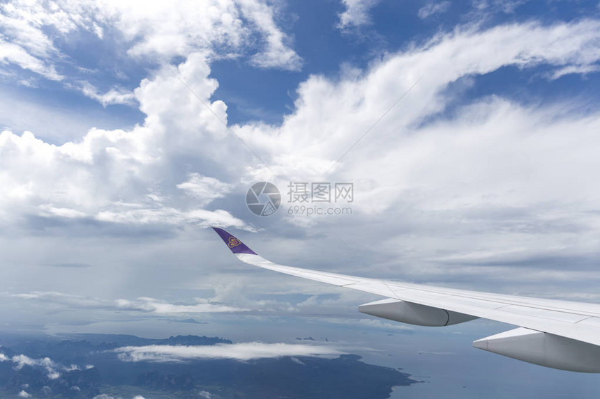 2017年10月12日泰国航空公司飞机翼上挂有标志的飞机从苏纳布舒米图片