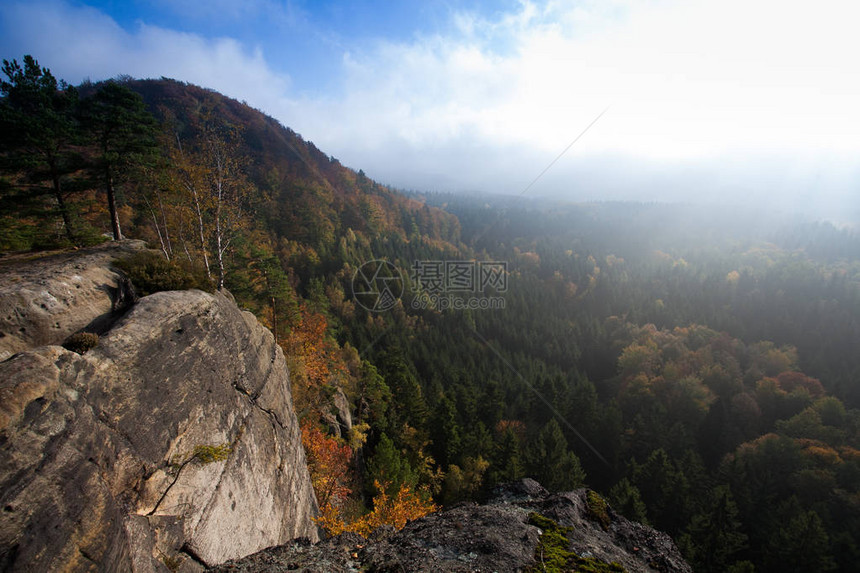 德国撒克逊瑞士公园秋季美妙的自然风光有光和雾的山脉在易北河砂岩山脉美妙的山脉图片