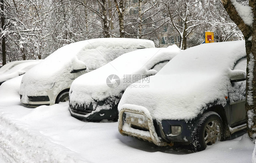 下雪之后的车在一层雪之下图片