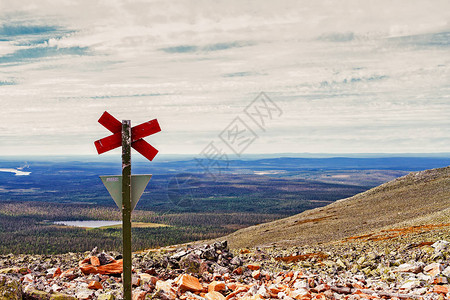 在芬兰拉普兰的YllasFjell上方有雪车警告信号斜坡相当陡峭图片