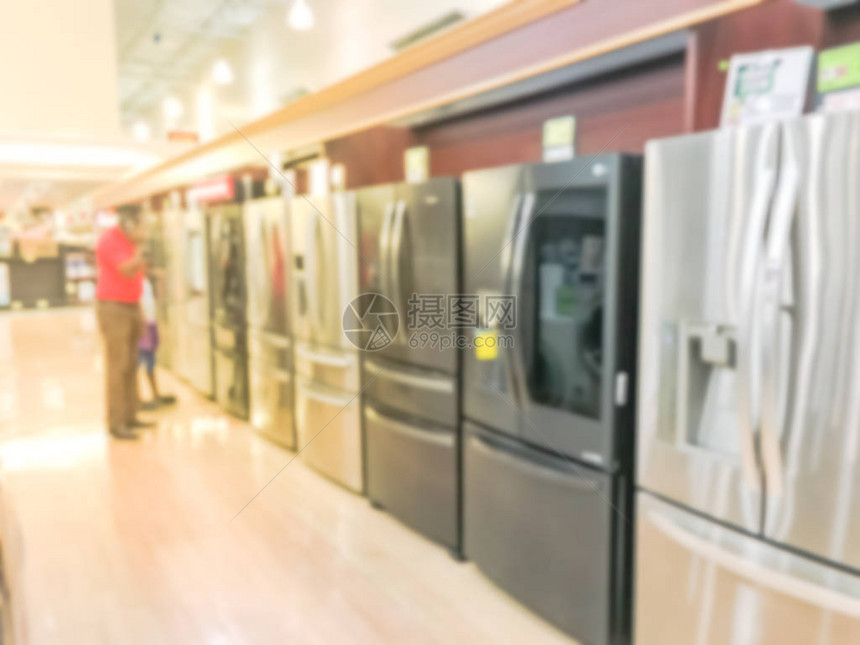 在美用电器店购买法国门式冰箱的客户背景购物模糊不清图片