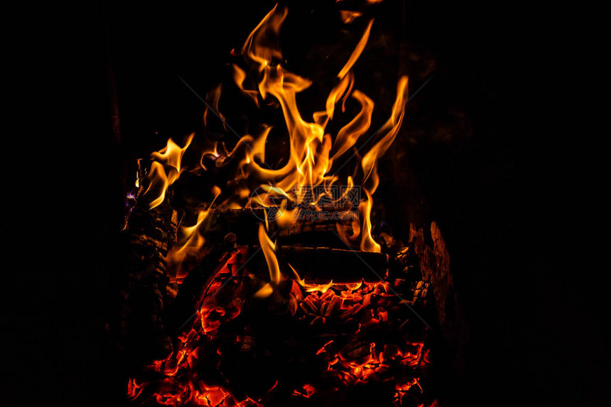 木柴燃烧的火余烬在木材加热图片