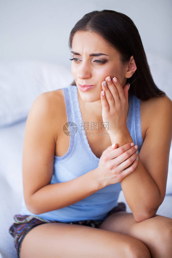 牙疼感觉牙痛的女人患有强牙痛的美丽悲伤女孩的特写镜头有吸引力的女感觉痛苦的牙痛牙齿健图片