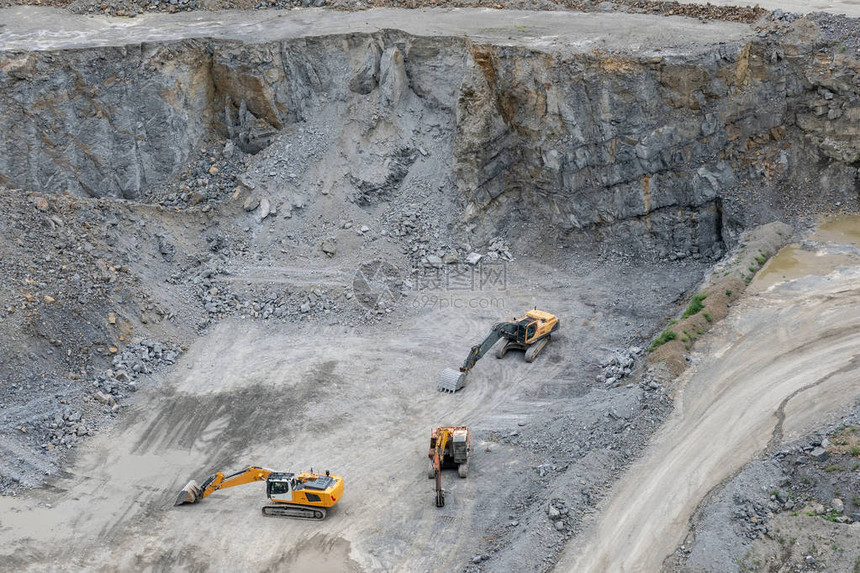 花岗岩采石场的采矿业开采机器挖图片