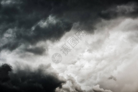 暴风雨前的黑云和雷暴戏剧黑云图片