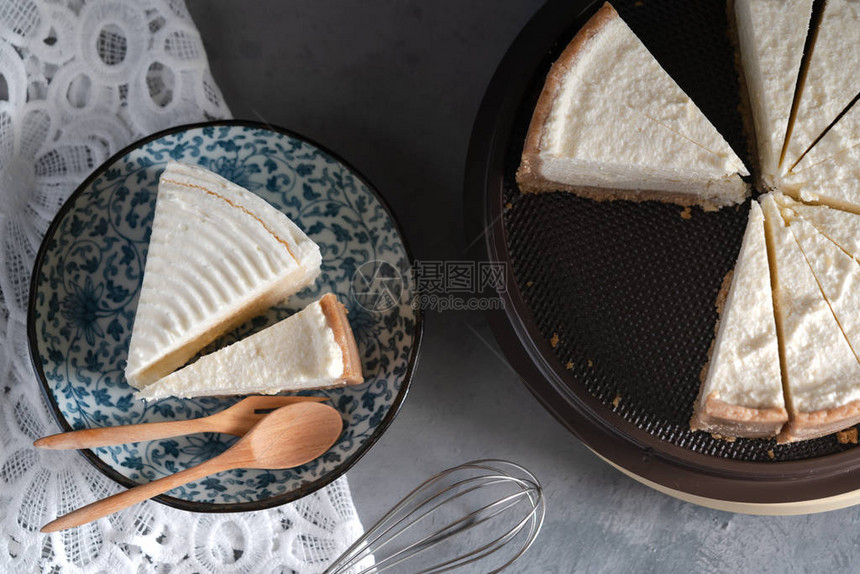 自制鲜奶油蛋糕和芝士蛋糕放在一道菜上图片