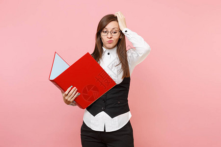 戴眼镜的年轻有关女商人拿着红色文件夹来存放文件图片