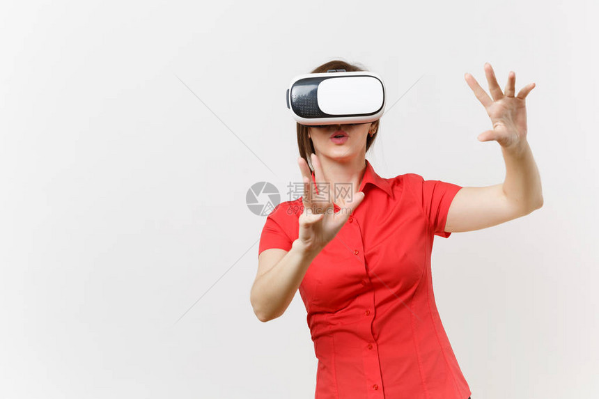 戴着虚拟现实耳机的女商人在头上触摸类似按下钮或指向孤立在白色背景上的浮动虚拟屏幕的东西高中概念图片