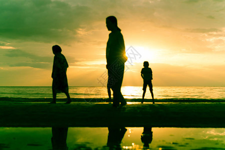 在热带岛屿海滩上漫步的模糊的家庭模糊图片