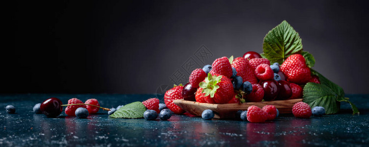 在深色背景工作室的草莓蓝莓草莓和甜樱桃等杂图片